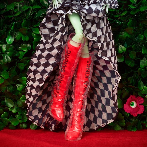 Off-White™ x Monster High® Harmonie Ghoul Doll - Picture 3 of 6